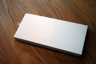 Illustration for article titled O2 Cocoon Designer Cellphone Unboxing